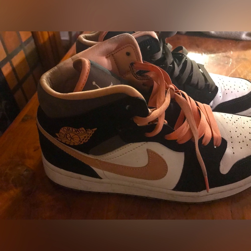 Woman’s size 8.5 Jordan 1s brown and pink